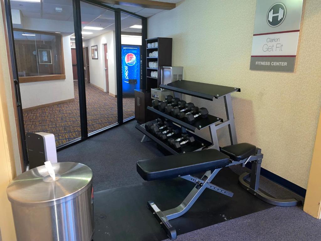 Fitness centrum a/nebo fitness zařízení v ubytování Howard Johnson by Wyndham Merrillville