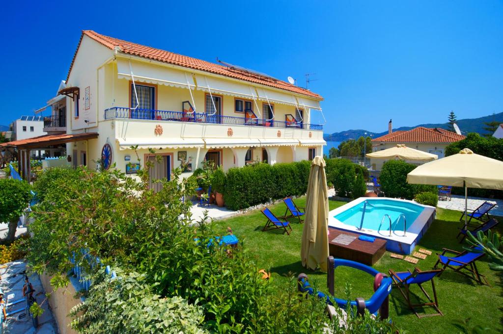Villa con piscina y casa en Kalypso Studios & Apartments en Karavomylos