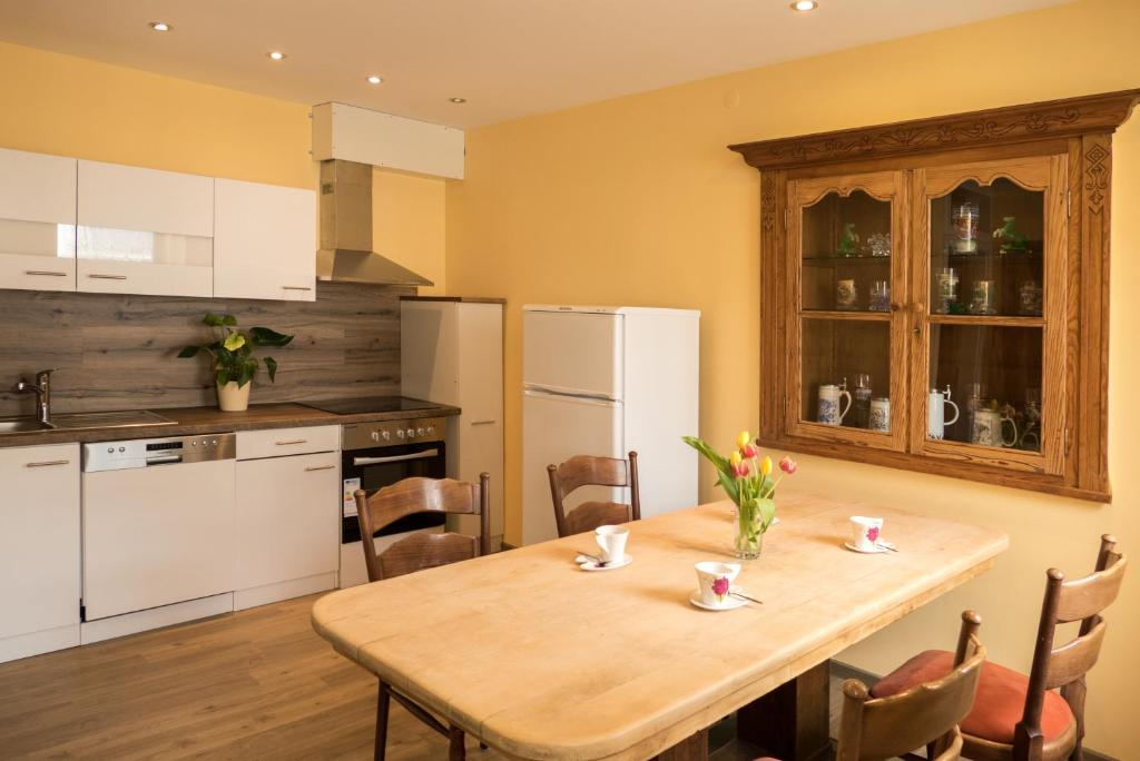 eine Küche mit einem Holztisch im Zimmer in der Unterkunft Lotus in Plettenberg