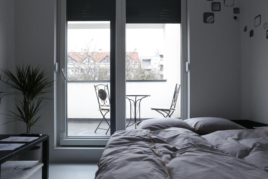 um quarto com uma cama em frente a uma janela em A&D Studios em Zagreb