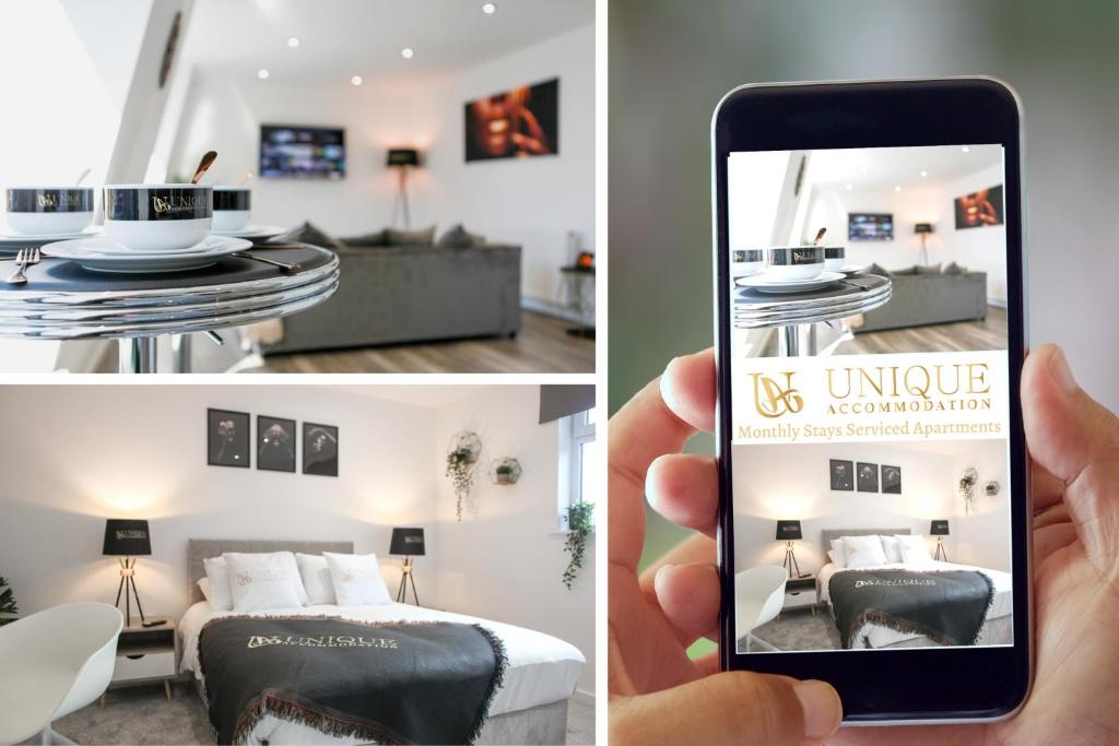 osoba robiąca zdjęcie pokoju hotelowego w obiekcie Unique Accommodation Liverpool - Luxury 2 Bed Apartments , Perfect for Business & Families, Book Now w Liverpoolu