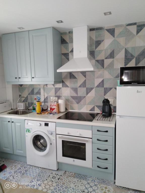 A kitchen or kitchenette at Guimar Advance en plena judería