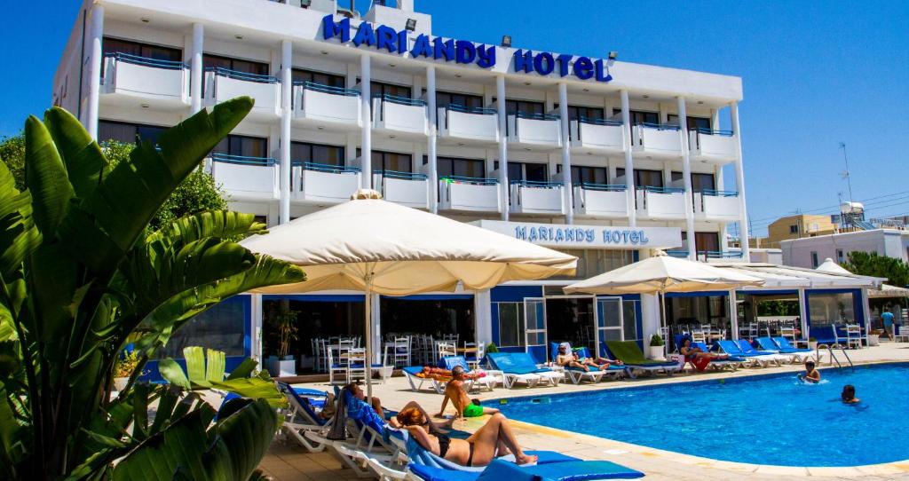 Bazén v ubytování Mariandy Hotel nebo v jeho okolí