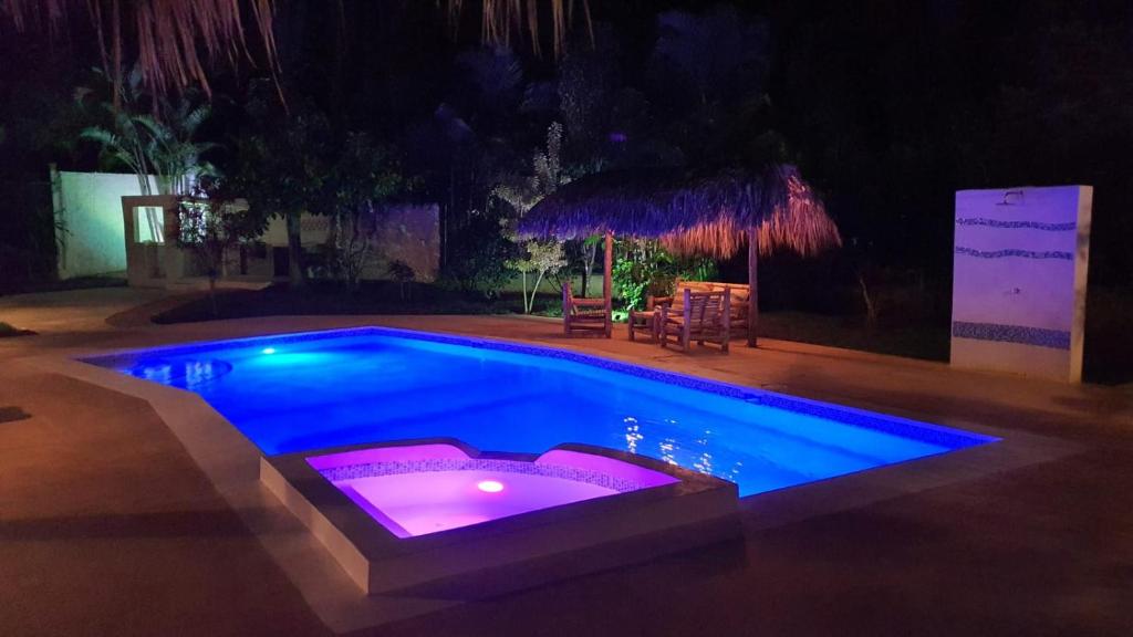 una piscina en un patio trasero por la noche en Casa Giò, en Las Terrenas