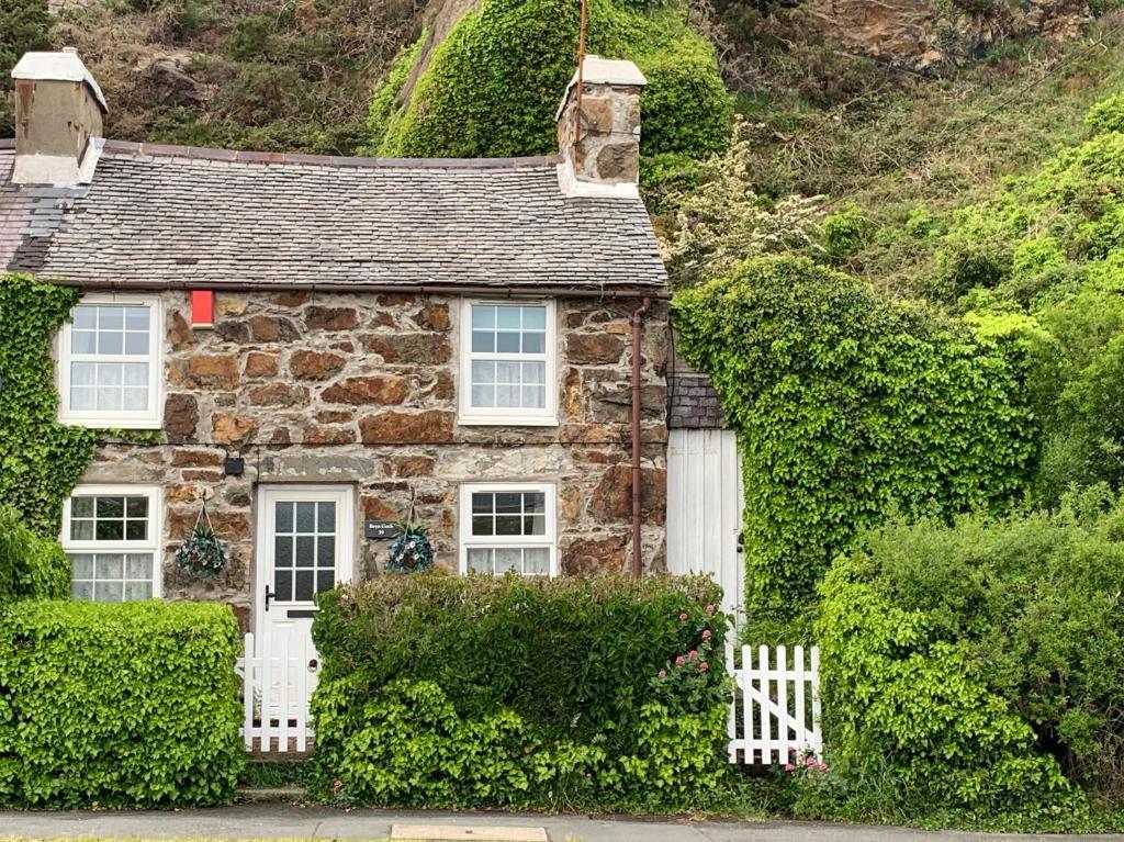 Aed väljaspool majutusasutust Pwllheli Marina Welsh Cottage by Plas Heli & the sea