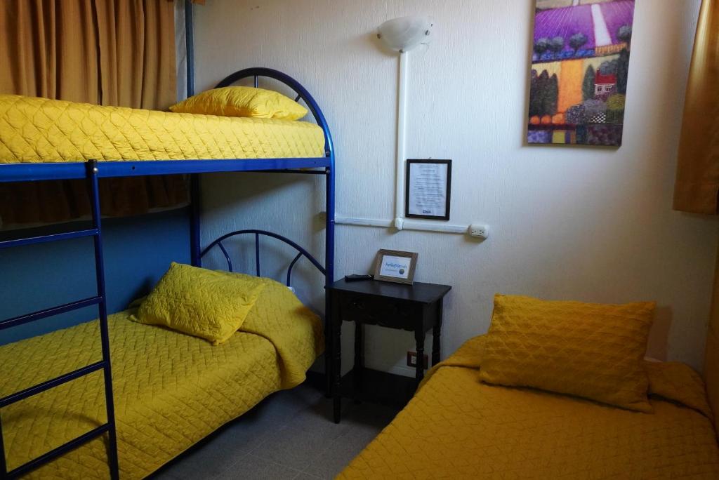 Hostal Guatefriends - Triple Room With Private Bathroom