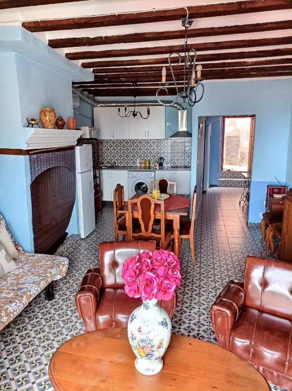 a living room with a vase on a table at Magnífica casa de pueblo con todas las comodidades in Moratalla