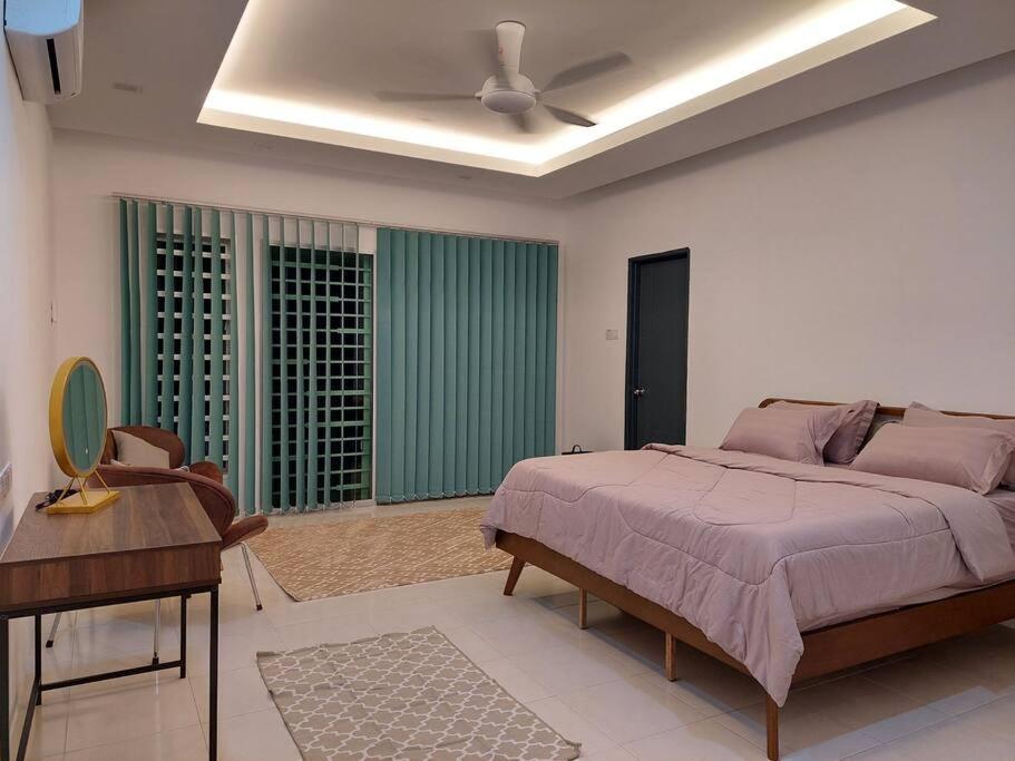 Schlafzimmer mit einem Bett und einem Deckenventilator in der Unterkunft Yong Guesthouse in Kuala Kangsar