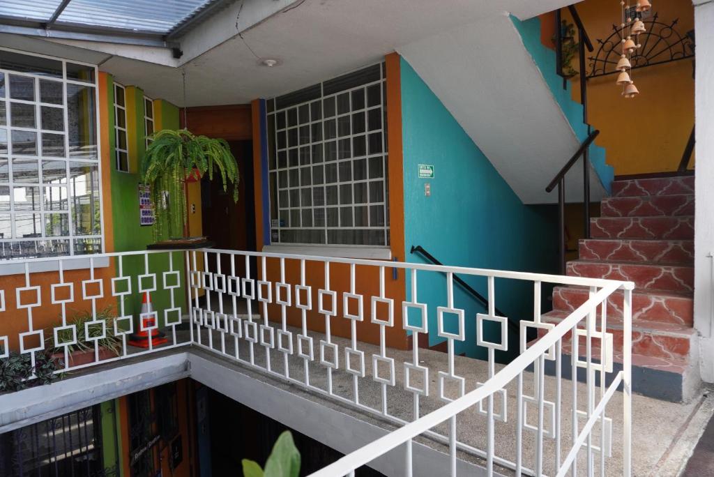 una casa con una escalera que conduce a la puerta principal en Hostal Guatefriends en Guatemala