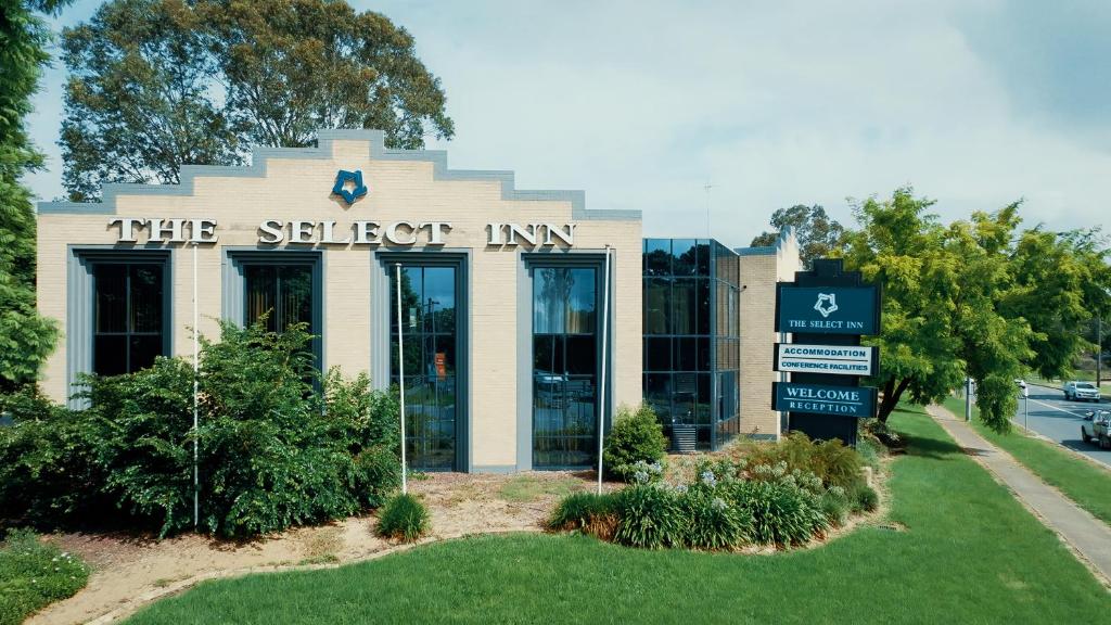 ペンリスにあるThe Select Inn Penrithの被写体旅館の看板のある建物