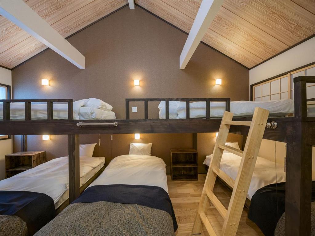 Zimmer mit 3 Etagenbetten in einem Haus in der Unterkunft YADOYA 松が谷 in Tokio