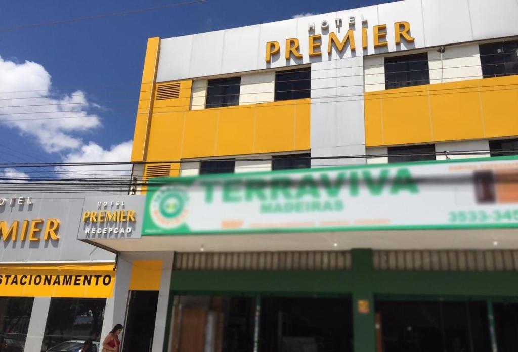 een gebouw met een bord ervoor bij Hotel Premier in Brasilia