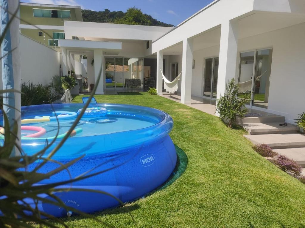 Bazén v ubytování Casa na prai Balneario Camboriu nebo v jeho okolí
