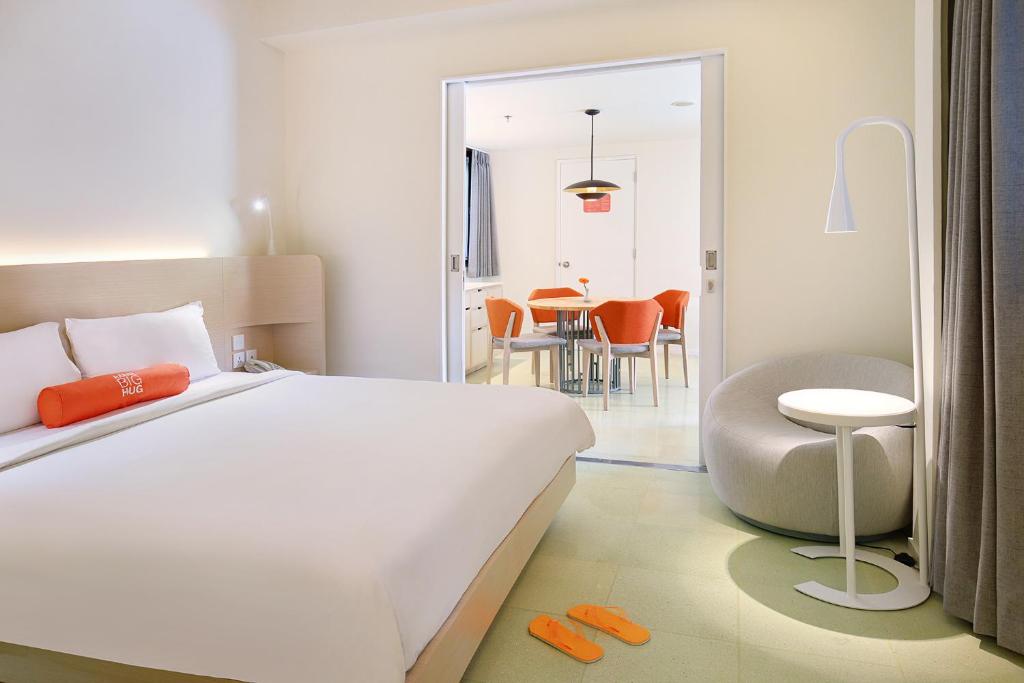 Postel nebo postele na pokoji v ubytování HARRIS Hotel Kuta Tuban Bali