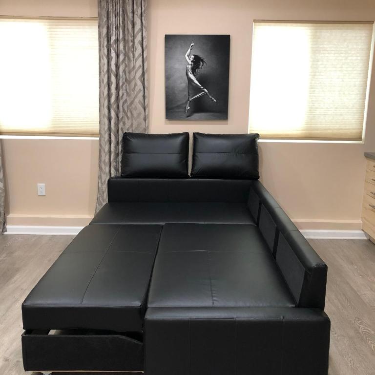 New Contemporary Guest House in Studio City Hills - One-Bedroom House