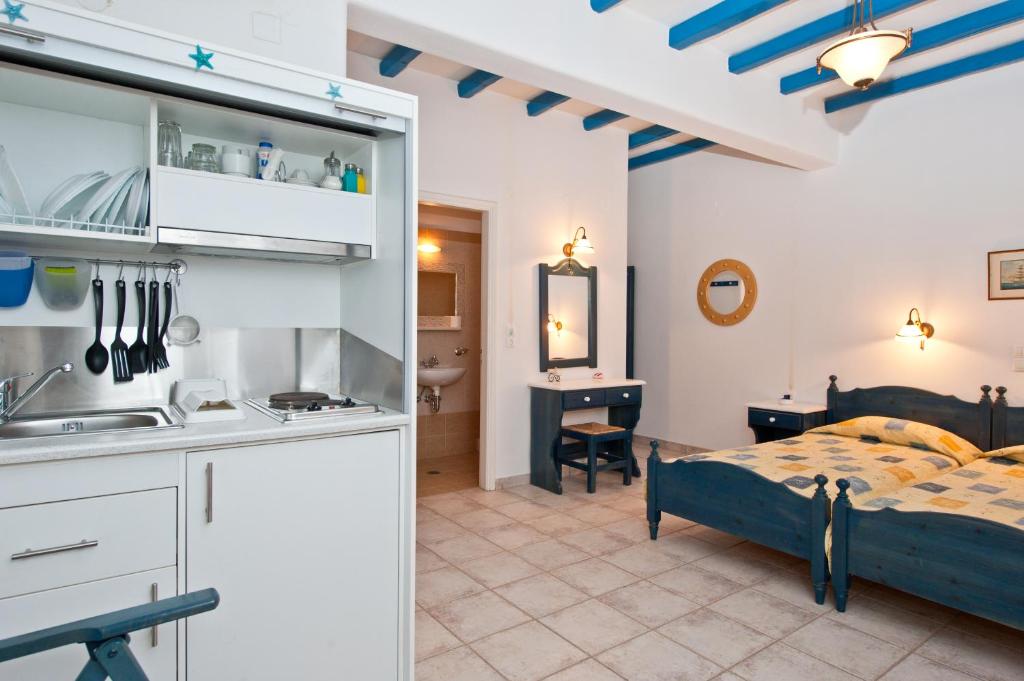 アリキにあるGeorge's beach studios Aliki Parosのキッチン、ベッドルーム1室(ベッド1台付)が備わります。