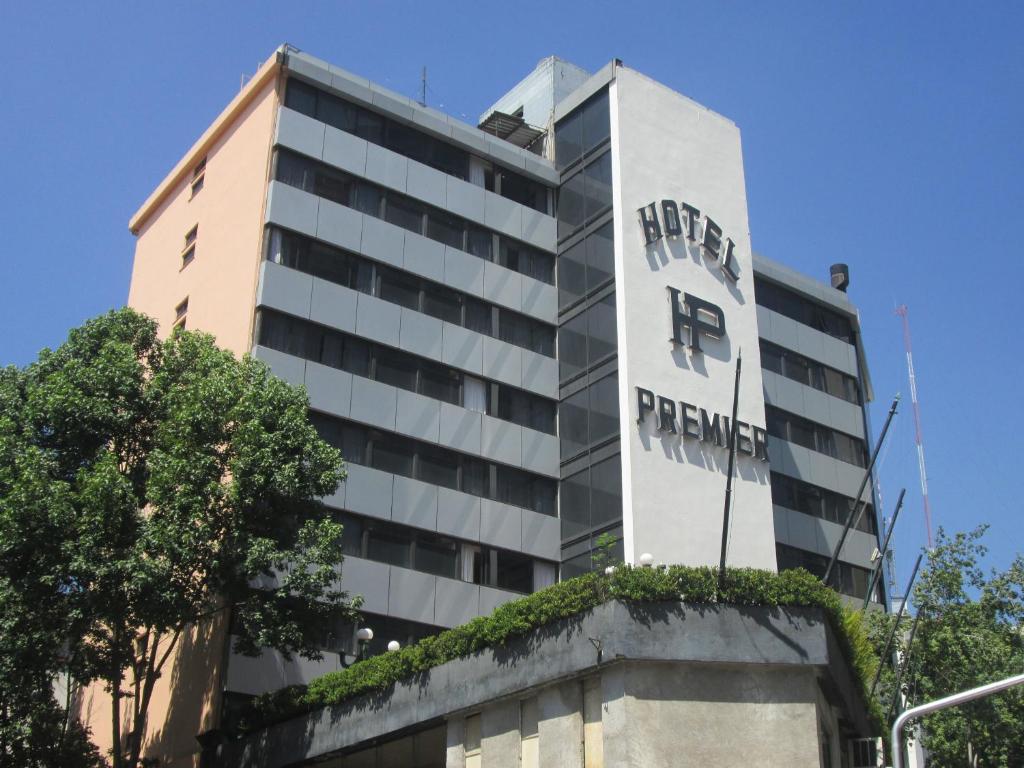 un edificio con un cartel en el costado en Hotel Premier, en Ciudad de México