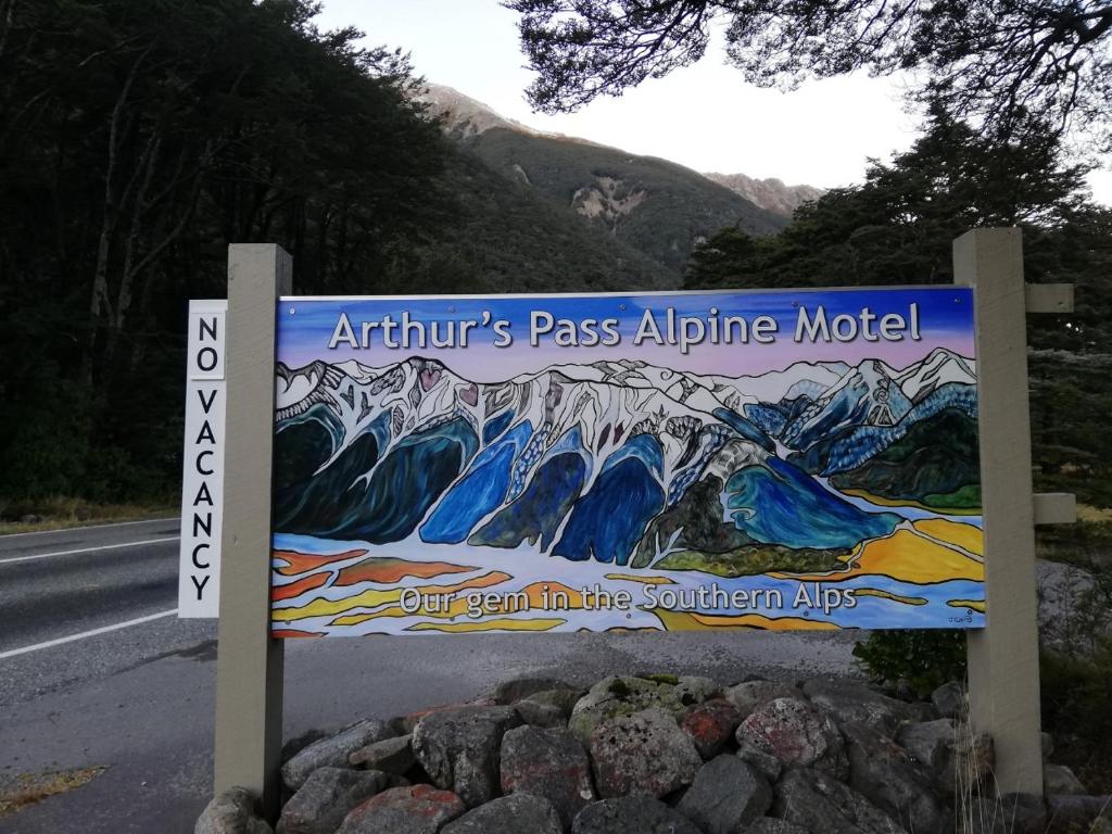 un panneau sur le côté d'une route dans l'établissement Arthur's Pass Alpine Motel, à Arthur's Pass