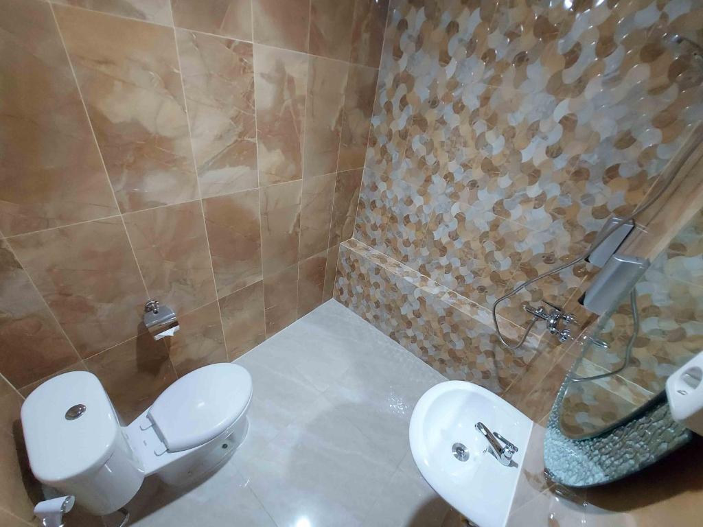 Koupelna v ubytování Rons City Hotel near Simpang Lima Semarang Mitra RedDoorz