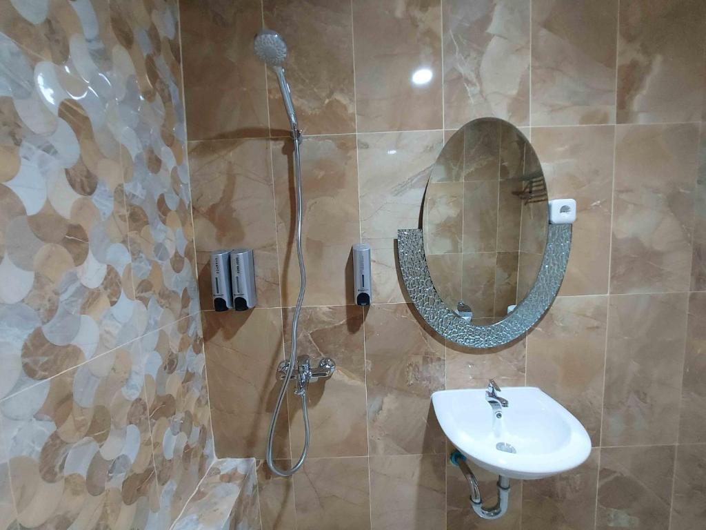 Koupelna v ubytování Rons City Hotel near Simpang Lima Semarang Mitra RedDoorz