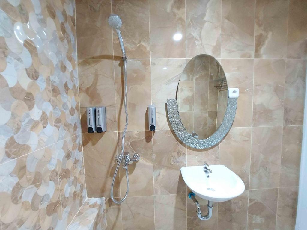 Koupelna v ubytování Rons City Hotel near Simpang Lima Semarang Mitra RedDoorz