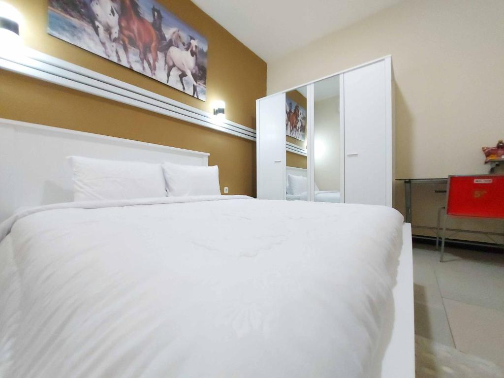 Postel nebo postele na pokoji v ubytování Rons City Hotel near Simpang Lima Semarang Mitra RedDoorz