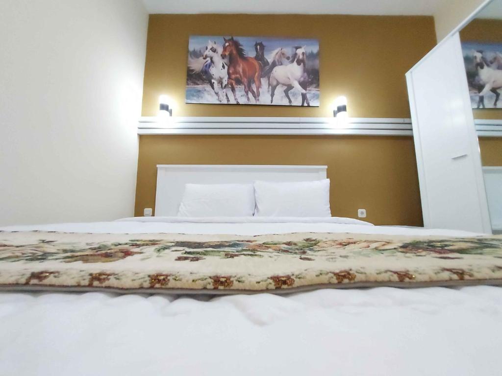 Postel nebo postele na pokoji v ubytování Rons City Hotel near Simpang Lima Semarang Mitra RedDoorz