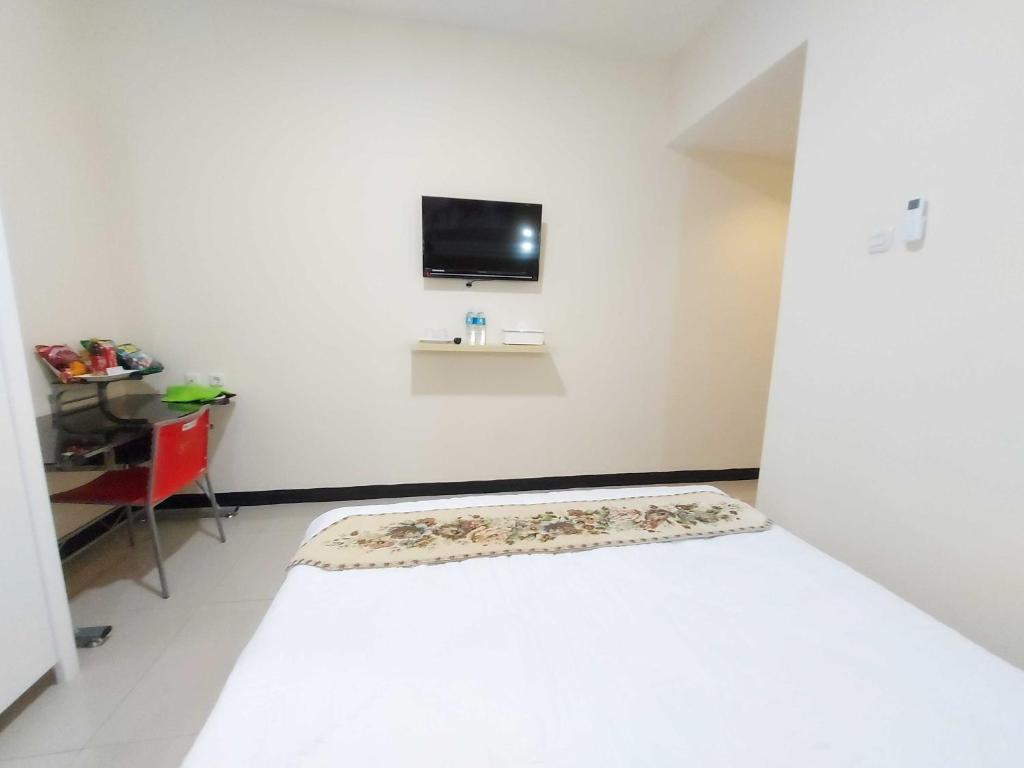 TV a/nebo společenská místnost v ubytování Rons City Hotel near Simpang Lima Semarang Mitra RedDoorz