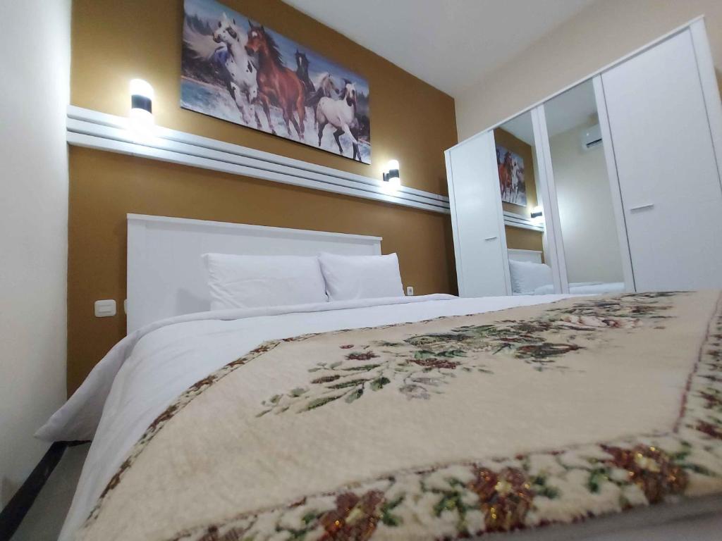 Postel nebo postele na pokoji v ubytování Rons City Hotel near Simpang Lima Semarang Mitra RedDoorz
