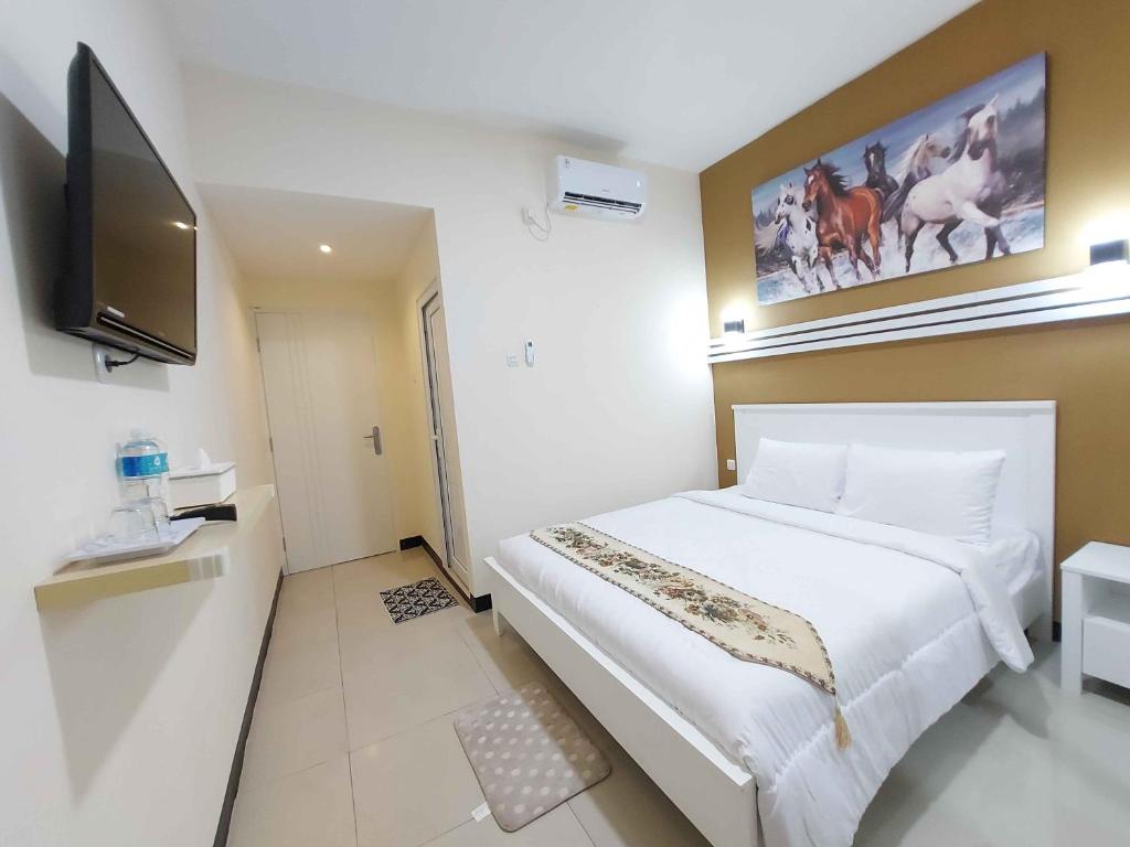 TV a/nebo společenská místnost v ubytování Rons City Hotel near Simpang Lima Semarang Mitra RedDoorz