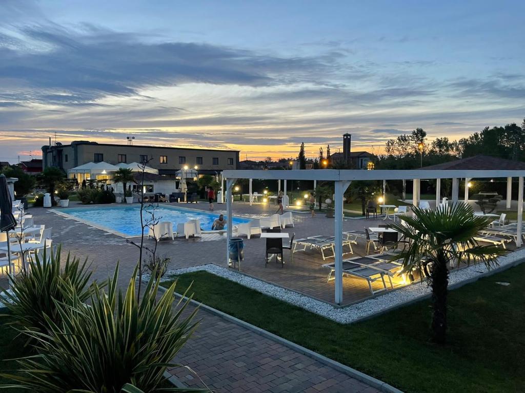 Bazén v ubytování Hotel Bussana nebo v jeho okolí