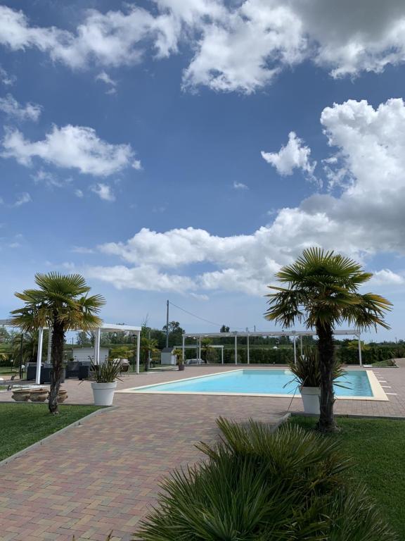 Bazén v ubytování Hotel Bussana nebo v jeho okolí