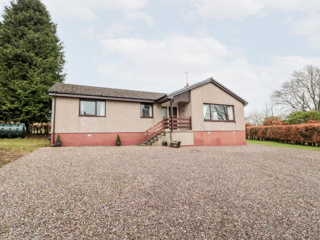ein Haus mit einer großen Einfahrt davor in der Unterkunft Broombaulks Farm Bungalow in Jedburgh