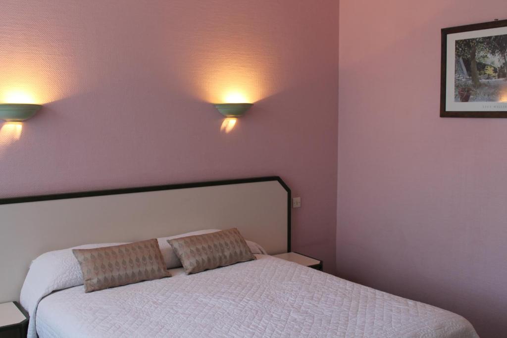 Postel nebo postele na pokoji v ubytování Hotel Napoléon