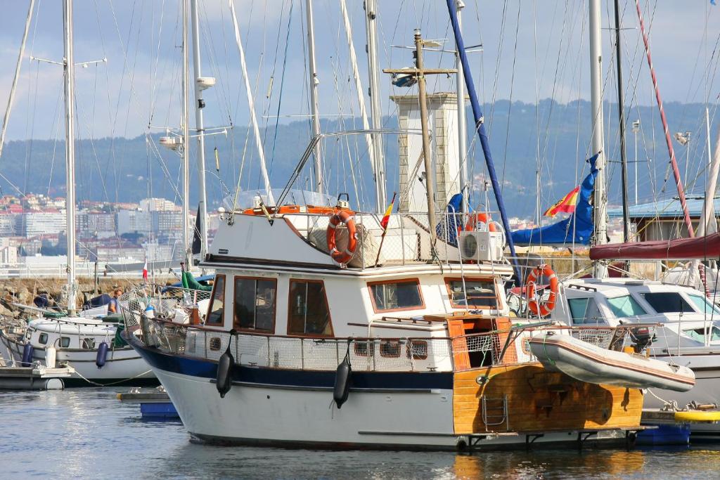 un barco atracado en un puerto deportivo con otros barcos en Barco 12 mts centro Cangas, en Cangas de Morrazo