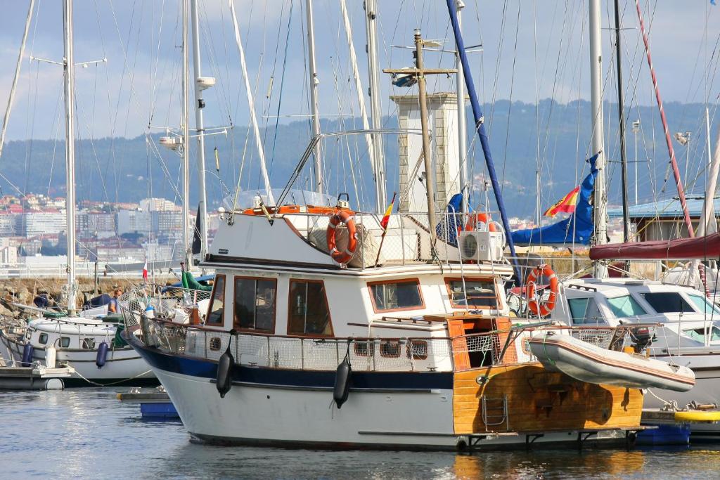 een boot aangemeerd in een jachthaven met andere boten bij Barco 12 mts centro Cangas in Cangas de Morrazo