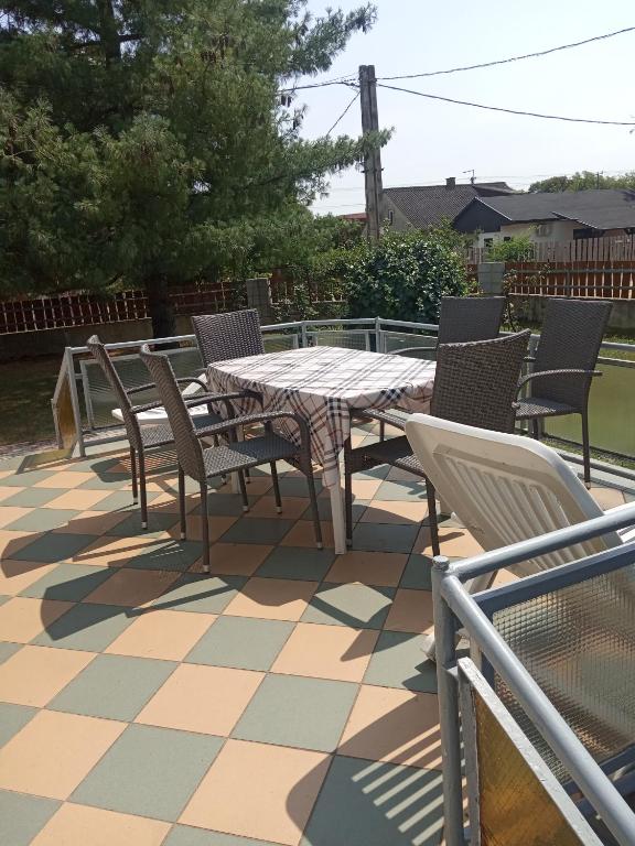 stół i krzesła na patio w obiekcie Csocsó Nyaralóház w mieście Fonyód