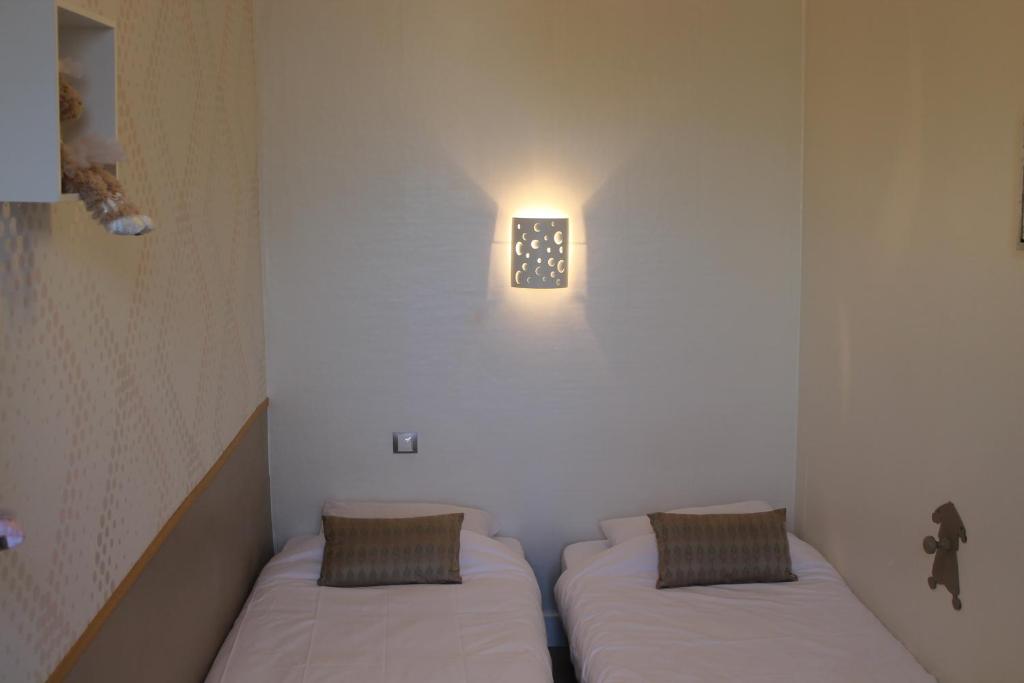 Postel nebo postele na pokoji v ubytování Hotel Napoléon
