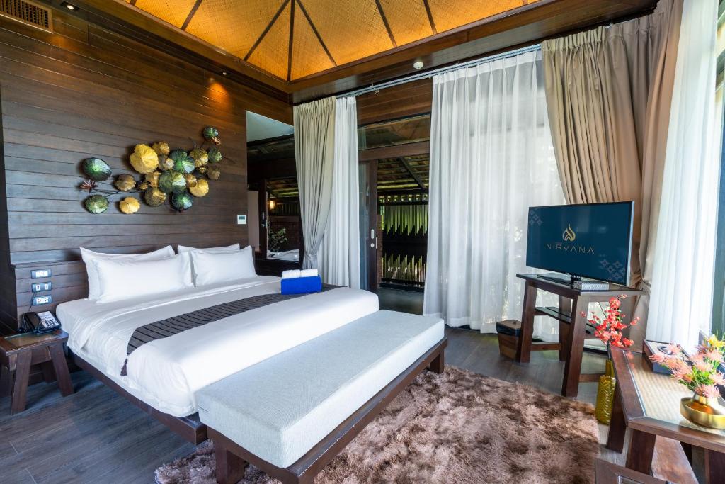 Postel nebo postele na pokoji v ubytování Nirvana Beach Resort, Koh Lanta SHA Extra Plus