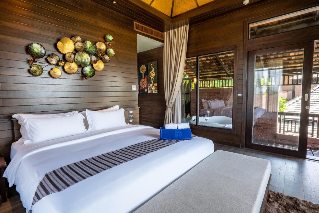 Postel nebo postele na pokoji v ubytování Nirvana Beach Resort, Koh Lanta SHA Extra Plus