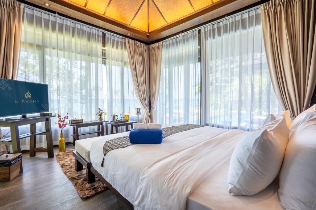 Postel nebo postele na pokoji v ubytování Nirvana Beach Resort, Koh Lanta SHA Extra Plus