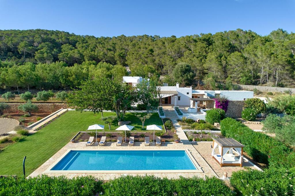 vista aerea su un cortile con piscina di Villa Mago a Santa Gertrudis de Fruitera