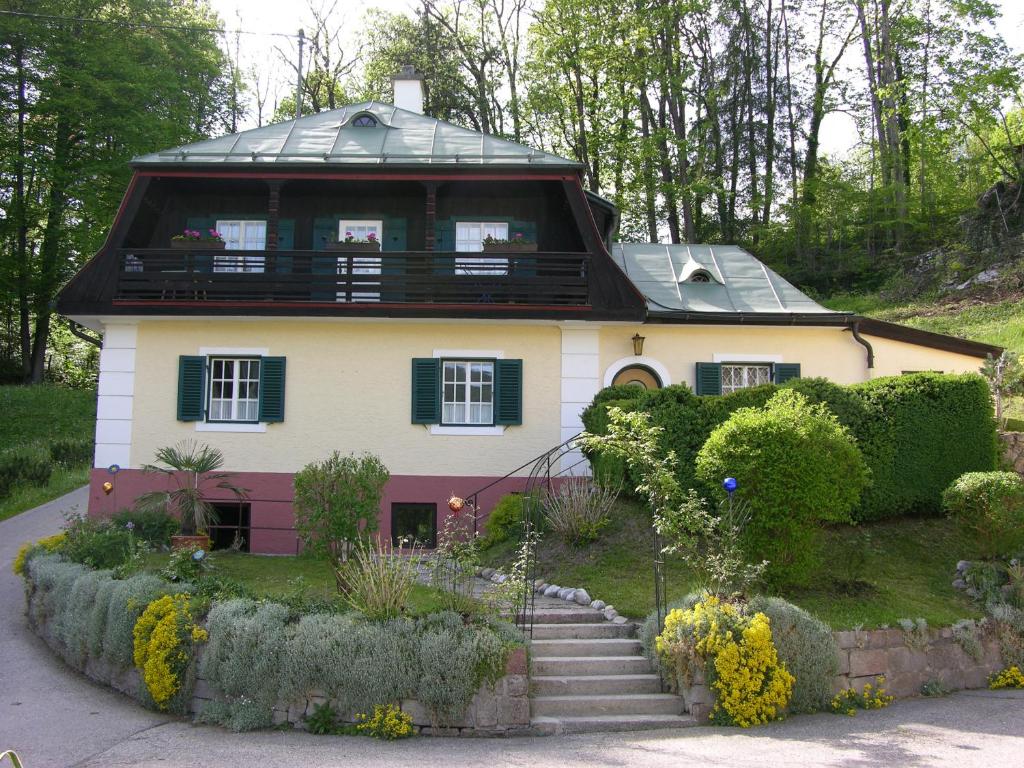 ベルヒテスガーデンにあるSchloss Fürstensteinのバルコニー付きの家