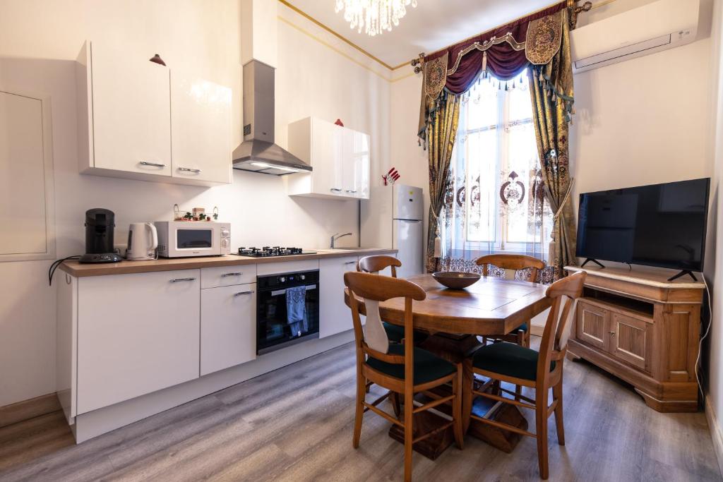 cocina y comedor con mesa y sillas en Studio familial Maison de L'église du Couvent en Narbonne