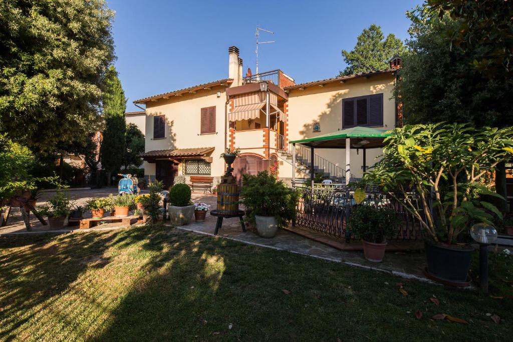 ein Haus mit einem Zaun und einem Hof in der Unterkunft Casa Biagiotti in Cortona