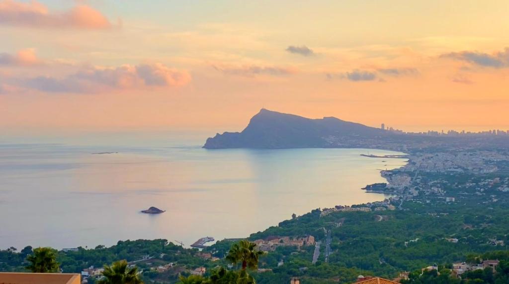 Neue Luxus Villa mit Meerblick, Pool und Garage, Altea ...
