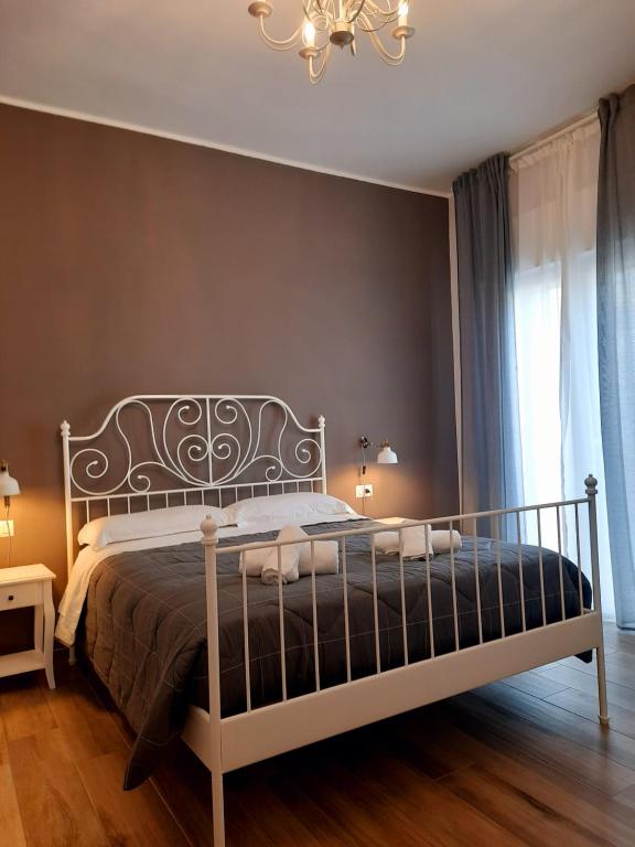 - une chambre avec un lit et un lustre dans l'établissement CASA PASTEUR a due passi da Ostuni, à Carovigno