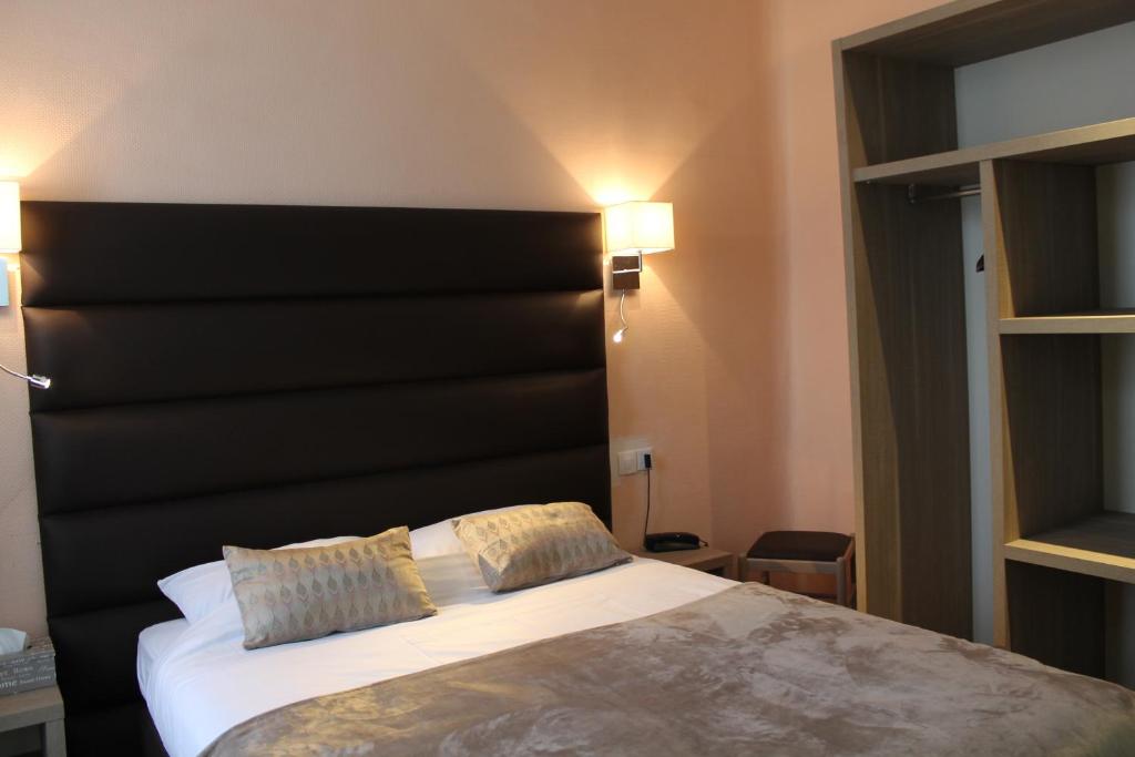 Postel nebo postele na pokoji v ubytování Hotel Napoléon