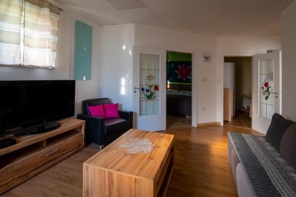 Bled Honey Bee Apartment - Two-Bedroom Apartment With Terrace - Ground Floor