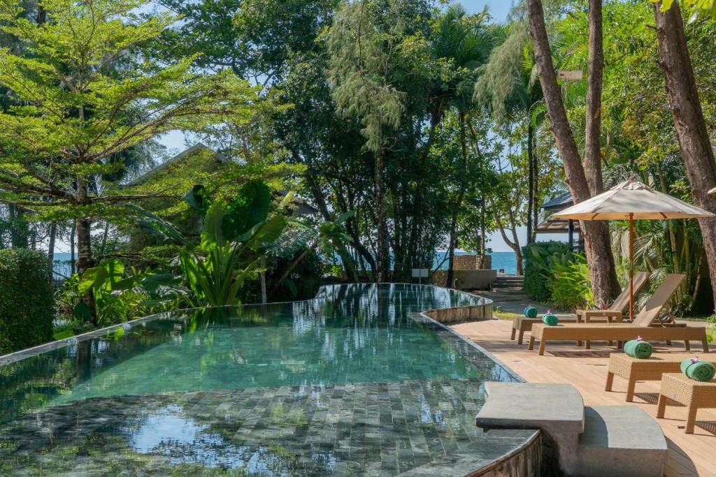 Bazén v ubytování Khaolak Wanaburee Resort - SHA Extra Plus nebo v jeho okolí